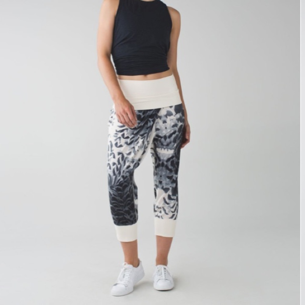 Lululemon Dance To Yoga Pant
Pretty Plume Angel Wing Black / Angel Wing size 4​